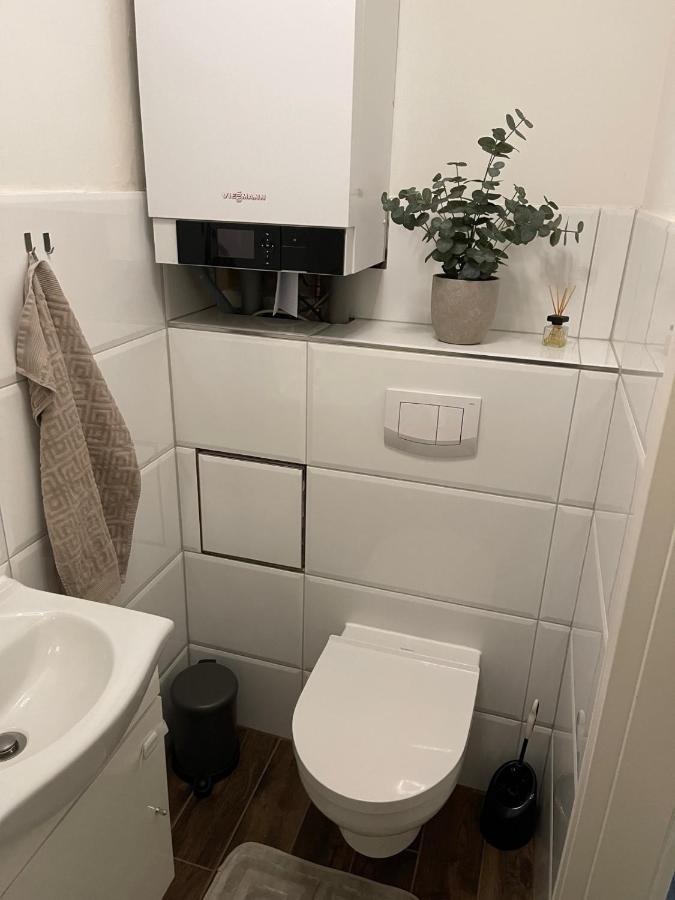 Villa Wohnen Im Reihenhaus Auf Zeit In Luebeck Esterno foto